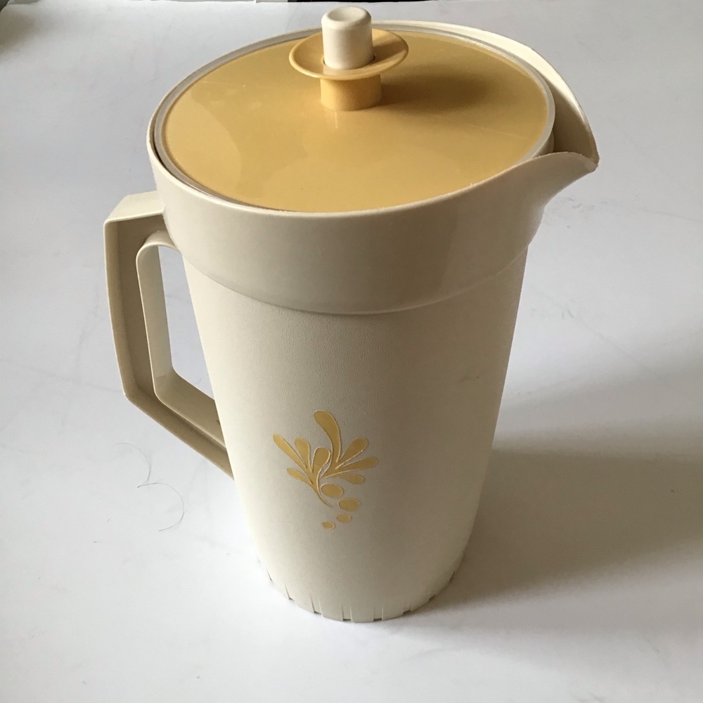 Vintage 1970s Tupperware pitcher with lid